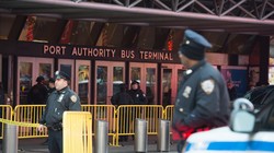 Cảnh sát Mỹ trên đường phố gần trạm xe buýt Port Authority - ảnh CNN