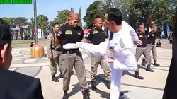 Thị trưởng thành phố Mataram, Indonesia, ông Ahyar Abduh tung cước kiểm tra sức chịu đựng của nhân viên cảnh sát. Ảnh minh họa video