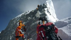 Các vận động viên leo núi chinh phục đỉnh Everest