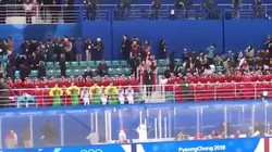 Các cổ động viên xinh đẹp của Bắc Triều Tiên thống trị sự quan tâm của khán giả trong giờ nghỉ giải lao. Anh video