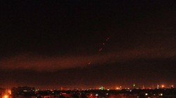 Lực lượng phòng không Damascus đánh trả cuộc tập kích đường không. ảnh truyền thông Damá Nows