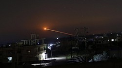 Lực lượng phòng không Syria đánh trả tên lửa Israel  trong cuộc không kích. Anh South Front