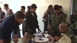 Những tay súng Hồi giáo cực đoan nộp súng đầu hàng ở khu vực Rastan. Ảnh minh họa video