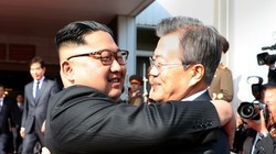 Cái ôm lịch sử giữa 2 nhà lãnh đạo bns đảo Triều Tiên. Ảnh Global News