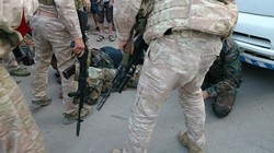 Một số binh si Syria bị bắt giữ vì đã cướp bóc ở quận Trại tị nạn Yarmouk. Ảnh Masdar News