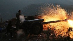 Quân đội Syria pháo kích và các trận địa của lực lượng Hồi giáo cực đoan ở Latakia. Ảnh minh họa Masdar News