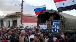 Quân cảnh Nga cung cấp viên trợ nhân đạo cho người dân ở Đông Ghouta