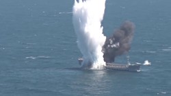 Tầu chở dầu Thổ Nhĩ Kỳ nổ tung trong cuộc tập trận. Ảnh video Masdar News