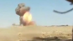 Binh sĩ lực lượng dân quân người Kurd phá hủy 1 xe đánh bom tự sát VBIED. Ảnh Masdả News