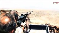 Các binh sĩ thuộc lực lượng vũ trng địa phương NDF chiến đấu trên sa mạc tỉnh Sweida. Ảnh minh họa video