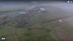 Quân đội Donesk pháo kích tiêu diệt các hỏa điểm của binh sĩ Ukraina. Ảnh minh họa video