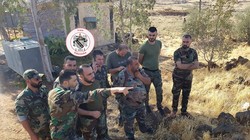 Nhóm chỉ huy trung đoàn Taha thuộc sư đoàn Tiger báo cáo "thị trấn đã bật đèn xanh(giải phóng)". Ảnh minh họa phóng viên độc lập Ivan Sidorenko