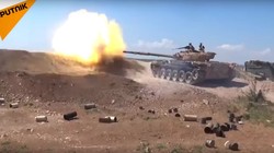 Xe tăng quân đội Syria phản kích ác liệt chống lại các nhóm Hồi giáo cực đoan phía bắc Hama. Ảnh video