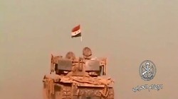Xe thiết giáp quân đội Syria tiến công giải phóng thị trấn Busra Al-Harir thuộc tỉnh Daraa