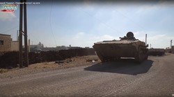 Thiết giáp quân đội Syria tiến công trên cao nguyên đá Lajat. Ảnh minh họa ANNA News