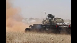 Xe tăng quân đội Syria tiến công trên chiến trường đông Daraa. ảnh video Hezbollah