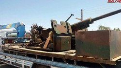 Lực lượng Hồi giáo cực đoan giao nộp vũ khí trang bị hạng nặng ở thành phố Bosra al-Sham. Ảnh SANA