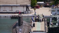 Tàu ngầm Kilo 636.3 nạp ngư lôi thế hệ UET-1. Ảnh blog bmpd