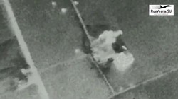 Pháo binh quân đội Syria phá hủy trận địa hỏa lực của FSA miền bắc Hama. Ảnh video Rusvesna.