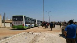 Đoàn xe chở các tay súng cực đoan Syria rời khỏi Daraa, hướng đến miền bắc Syria