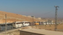 Đoàn xe buýt di tản người dân từ 2 thị trấn bị bao vây. Ảnh truyền thông đối lập Syria