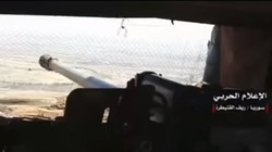 Pháo binh quân đội Syria bắn phá chiến tuyến lực lượng Hồi giáo cực đoan ở thành phố Nawa, Daraa