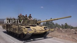 Xe tăng quân đội Syria tiến công vào thị trấn al-Shajara trên vùng nông thôn Daraa. Ảnh video