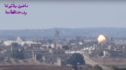 Pháo binh - tên lửa quân đội Syria bắn phá dữ dội thị trấn Al-Lataminah. Ảnh minh họa video Masdar News