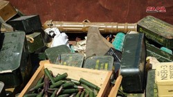 Quân đội Syria thu giữ vũ khí của lực lượng IS ở Daraa. Ảnh SANA