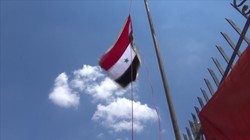 Người dân thị trấn Al-Moseifera tỉnh Daraa thượng cờ Syria ở Daraa. Ảnh minh họa Masdar News