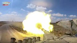 Xe tăng quân đội Syria tiến công trên chiến trường Daraa