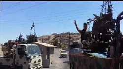 Lực lượng vũ trang địa phương NDF tiến công trên vùng sa mạc Sweida. Ảnh minh họa Masdar News