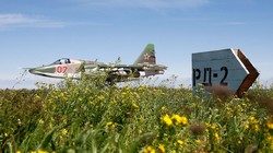 Máy bay cường kích chiến trường Su-25 chuẩn bị cất cách trên sân bay Hmeimim. Ảnh minh họa Masdar News