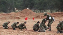 Huấn luyện viên người Nga đang tập huấn công tác dò mìn cho các học viên công binh tương lai của quân đội Syria. Ảnh Rusvesna