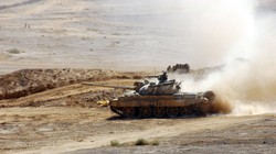 Xe tăng quân đội Syria tiến công trên sa mạc Sweida. Ảnh minh họa video Hezbollah