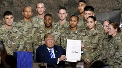 Tổng thống Mỹ Donald Trump ký đạo luật ngân sách quốc phòng cho năm tài chính 2019. Ảnh minh họa Military.Com