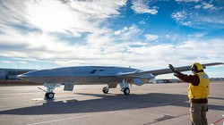 Máy bay không người lái tiếp dầu trên không của Hải quân Mỹ Stingray MQ-25. Ảnh Breaking Defence