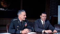 Đại tướng Maxwell Taylor, một trong những tác giả của SIOP cùng Bộ trưởng Quốc phòng Robert McNamara, tháng 07.1964. Ảnh National Security Archive 