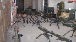 Kho vũ khí thu được ở Quneitra. Ảnh SANA