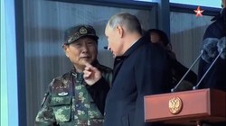 Tổng thống Nga Vladimir Putin và Bộ trường quốc phòng Trung Quốc tham gia cuộc diễn tập. Ảnh minh họa video