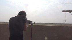Các chiến binh SDF tiến công trên chiến trường thung lũng Euphrates, Deir Ezzor. Ảnh minh họa video YPG Press Office
