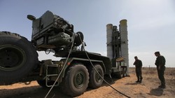 Lực lượng phòng không S-400 Nga triển khai tên lửa trên bán đảo Crimea . Ảnh minh họa RG