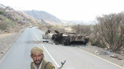 Chiến binh Houthi phá hủy một xe tăng T-55 của nhóm vũ trang trung thành với ông Hadi được Ả rập Xê út hậu thuẫn. Ảnh Yemen Observer