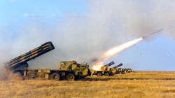 Các tổ hợp pháo phản lực Smerch phóng rocket. Ảnh minh họa TASS