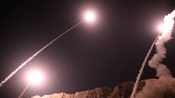 Lực lượng IRGC tấn công tên lửa đạn đạo vào căn cứ địa của IS ở Deir Ezzor. Ảnh minh họa video Ruptly