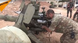 Binh sĩ quân đội Syria sử dụng pháo săn tăng "Rapira" MT-12. Ảnh minh họa video Sputnik