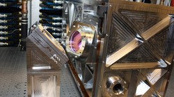 Hệ thống quang học phát xung laser. Ảnh Defence.Blog