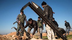 Nhóm chiến binh Hồi giáo thánh chiến chuẩn bị tên lửa tự chế tấn công chiến tuyến quân đội Syria. Ảnh minh họa Muraselon
