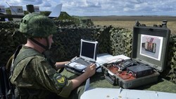 Trắc thủ điều khiển máy bay không người lái (UAV). Ảnh minh họa RIA.Novosti