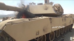 Một chiếc tăng Abrams của Ả rập Xê út bị Houthis thiêu hủy. Ảnh mạng xã hội Yemen Observer.